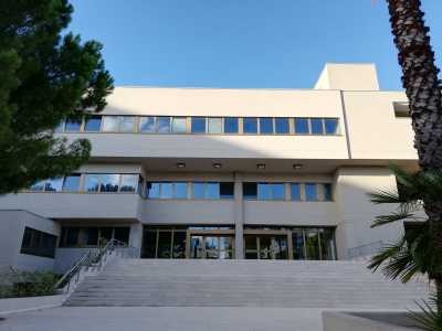 Il fabbricato venne eretto nel 1985 a seguito del boom di iscritti alla facolt�, che aveva sede nell�attuale Ufficio Anagrafe di Largo Fraccacreta